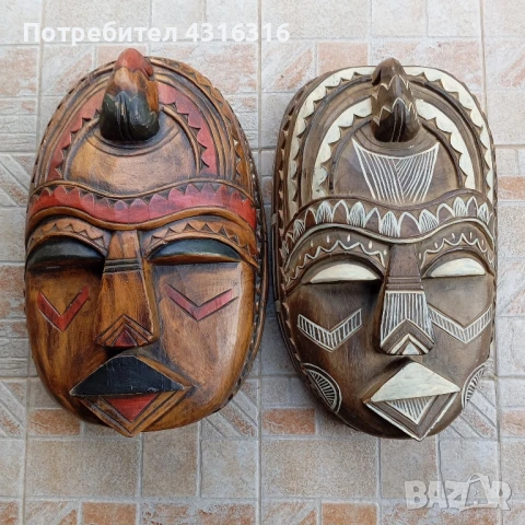 Две големи стари маски 