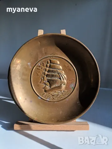 Пиратски кораб , масивна , стара , медна  чиния с патина.  , снимка 1