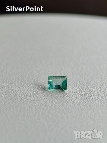 Изумруд с много силен отблясък 