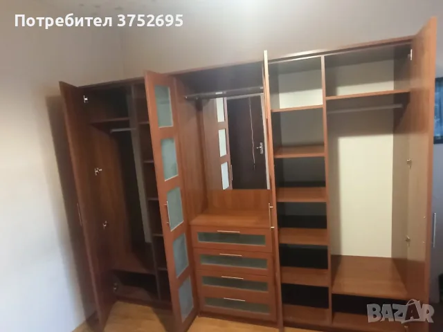 Четирикрилен гардероб с тоалетка, чекмеджета и осветление, снимка 2 - Гардероби - 55852025
