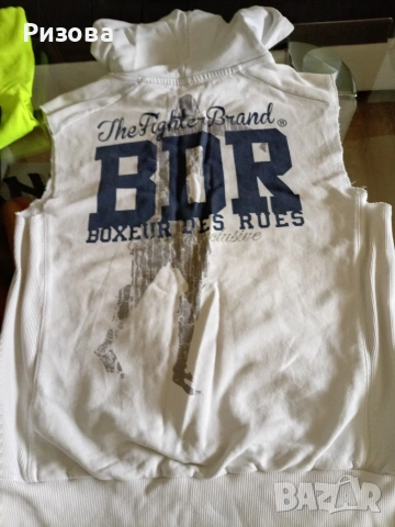 Подарявам спортни блузки за момче14/15г