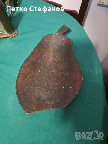 Издълбано дърво в формата на круша 