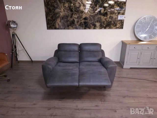 Тъмно сив диван от плат двойка с електрически релаксиращ механизъм, снимка 4 - Дивани и мека мебел - 51954978