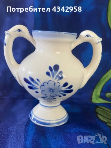 Малка порцеланова вазичка.