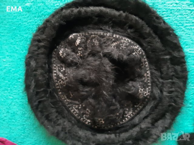 Красива черна барета с ръкавици мъхести НОВ комплект- Есен/Зима, снимка 2 - Шапки - 34256630