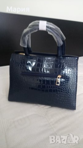 Нова, тъмносиня дамска чанта от лачена еко кожа, снимка 4 - Чанти - 51101140