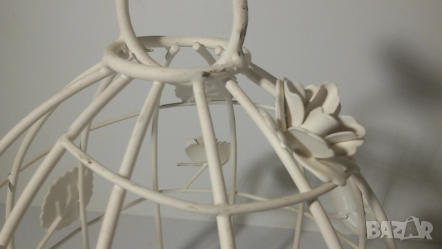 Декорация от бял метал като клетка за птичета с птица отгоре, листа и рози (или друго цвете), снимка 5 - Декорация за дома - 51502963