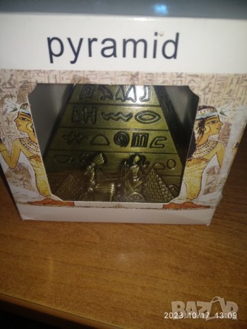 Метална пирамида с часовник, снимка 1
