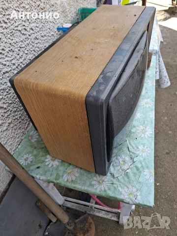 дървена закачалка,телевизор