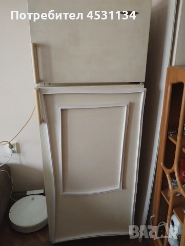 Продавам хладилник с горен фризер