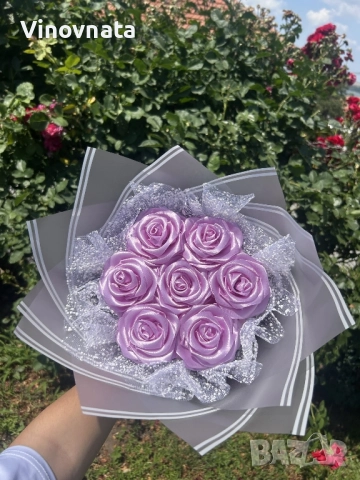 Букет " 7 сатенени рози с мрежа пуканка ", снимка 3 - Изкуствени цветя - 51632156