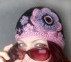Плетена шапка с цветя в розово, снимка 1 - Шапки - 30965100