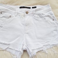 Бели дънкови панталони размер С-М, снимка 1 - Къси панталони и бермуди - 36661941