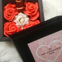 Кутия с вечни рози и послание 