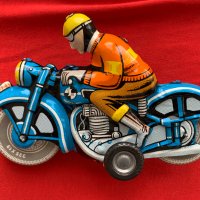Стара ламаринена играчка моторист, снимка 1 - Колекции - 44229400