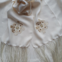 Уникален ръчно бродиран копринен шал с автентичен български мотив, снимка 1 - Шалове - 44761444
