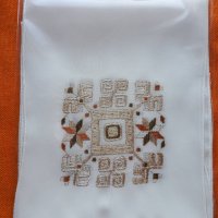 Ръчно бродиран копринен шал с автентичен български мотив - по поръчка, снимка 2 - Шалове - 39637065