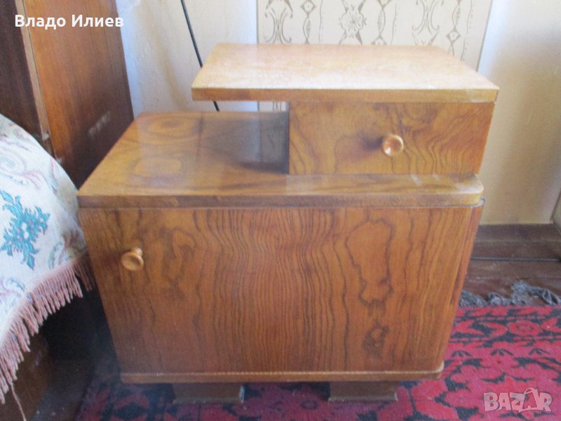 Нощни шкафчета с орехов фурнир, снимка 1