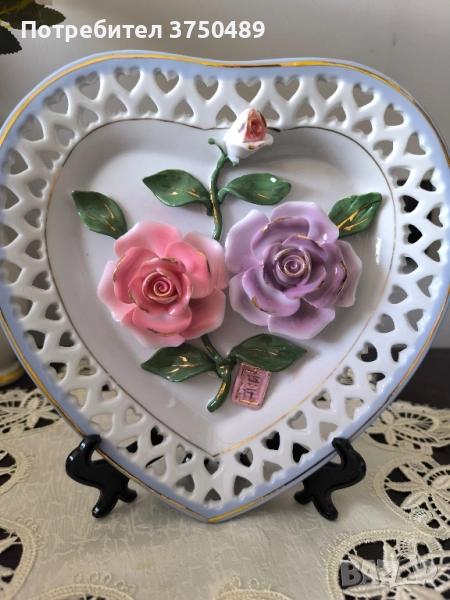 Красива декоративна чиния с релефни рози в розов и лилав нюанс и ажурен бордюр - Цена 30 лв/15,33€, снимка 1