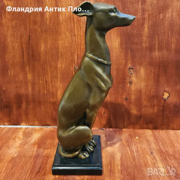 Бронзова скулптура на хрътка върху мраморна основа, снимка 1