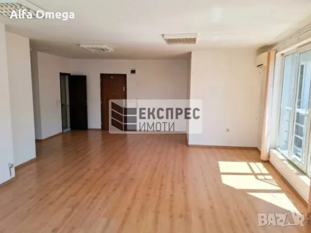 Офис в офис сграда, Идеален Център