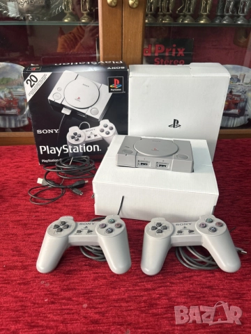 мини конзолата Sony PlayStation Classic в оригиналната си кутия, заедно с прилежащите кабели