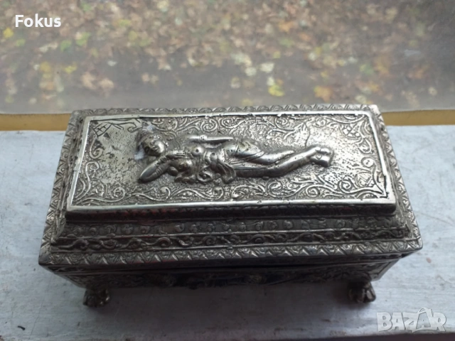 Стара голяма антикварна метална кутия