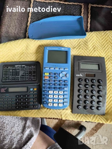 3 броя калкулатори 