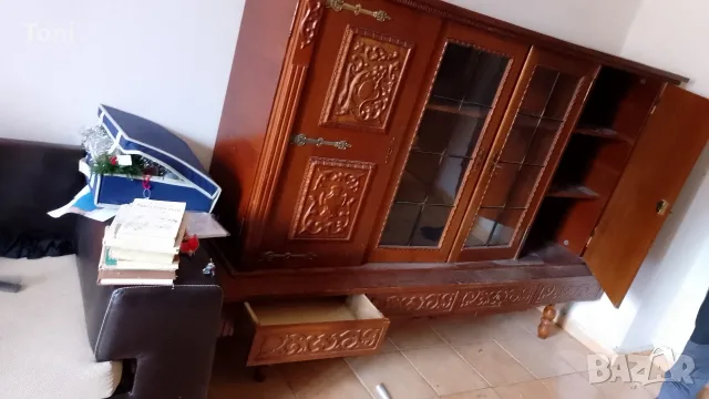 скрин бюфет витрина шкаф дърворезба масив