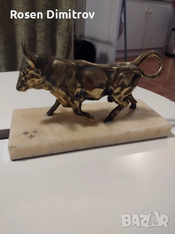 Статуетка от бронз на Бик