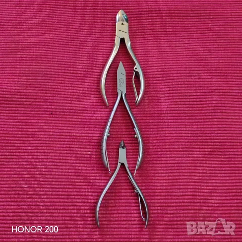 Три ножици за нокти. 
