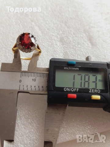 Съвременен дамски златен пръстен 18к с прекрасен гранат и диаманти.Има и сертификат, снимка 5 - Пръстени - 52211544