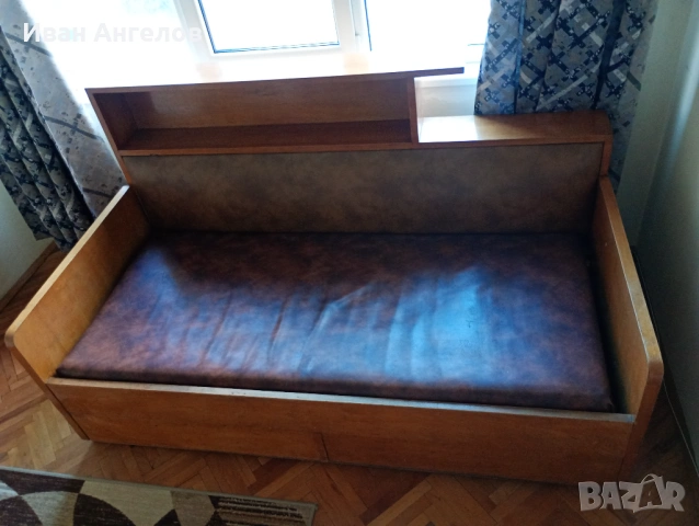 Продавам запазен единичен диван с две чекмеджета