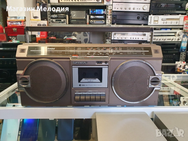 Радиокасетофон SHARP GF-5454 В перфектно техническо и много добро визуално състояние.