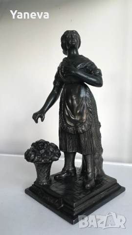 Френска, метална, антикварна статуетка  в романтичен стил, изобразяваща младо момиче с цветя. , снимка 4 - Статуетки - 54151864