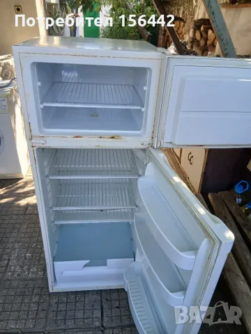 Италиански хладилник с горна камера.