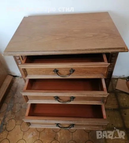 Красиво старинно нощно шкафче с три чекмеджета с дръжки в тъмно кафяво. , снимка 2 - Антикварни и старинни предмети - 48975225