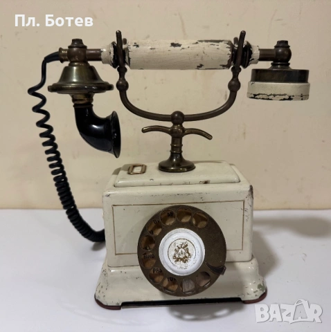 Стар метален телефон