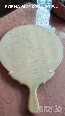 Голяма кръгла дървена дъска за мезета с дръжка и украса от дърворезба, снимка 5 - Аксесоари за кухня - 53250576