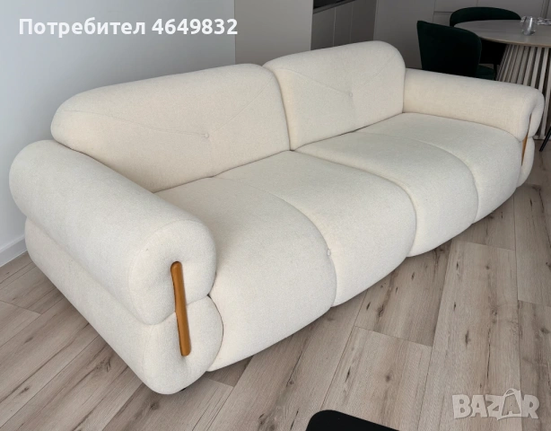 Елегантен и изключително удобен диван с основа от опушен масив, като нов
