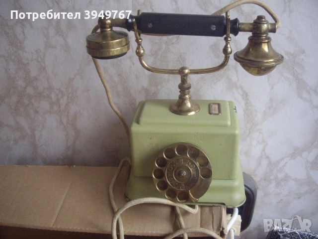 Много стар метален телефон.