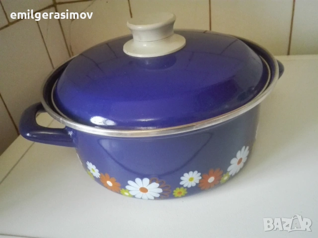 Емайлирана тенджера и лъжици за кафе. 