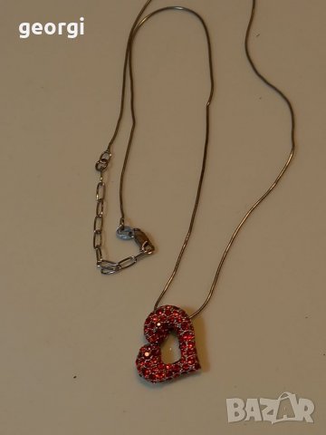 Сребърно колие с висулка сърце с камъни