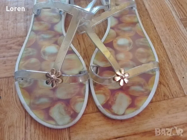Подарявам силиконови сандалки в златист цвят със шарена стелка, снимка 6 - Сандали - 50335438