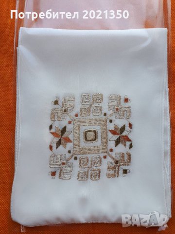 Ръчно бродиран копринен шал с автентичен български мотив - по поръчка, снимка 2 - Шалове - 39637065