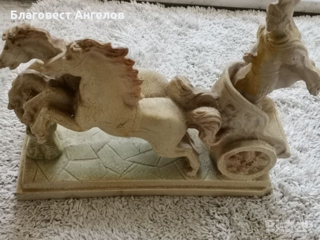 Статуетка колесница с коне каменна 
