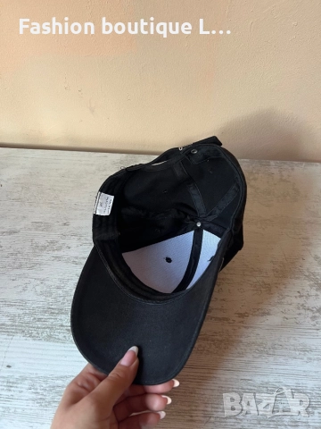 Черна дамска бейзболна шапка с бродирани цвята от текстил с регулираща се обиколка на главата, снимка 5 - Шапки - 52943946