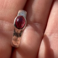 Сребърен пръстен с гранат кабошон, снимка 2 - Пръстени - 44195241