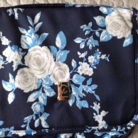 Синя Козметична чанта с флорален принт Catherine Lansfield Avon, снимка 1 - Други - 40460873