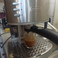 Кафемашина Делонги с ръкохватка с крема диск, работи отлично и прави хубаво кафе с каймак , снимка 1 - Кафемашини - 42444608